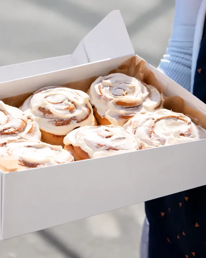 Box 6 — vue 1 des cinnamon rolls artisanaux Roll'Babe