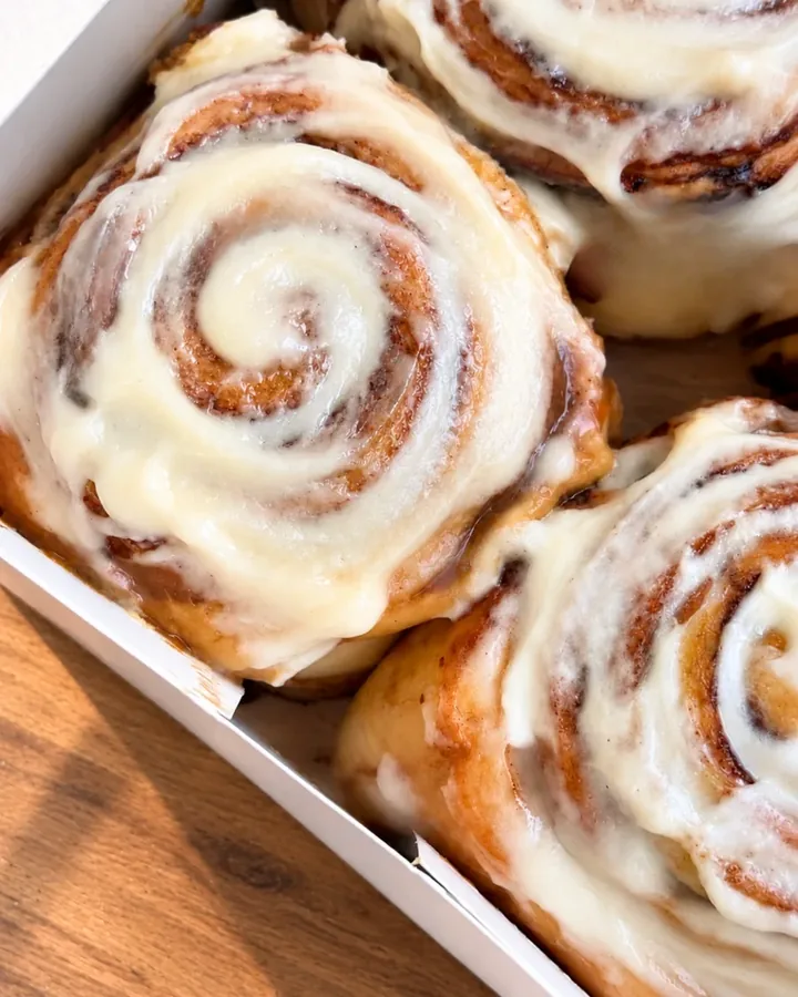 Box 4 — vue 2 des cinnamon rolls artisanaux Roll'Babe