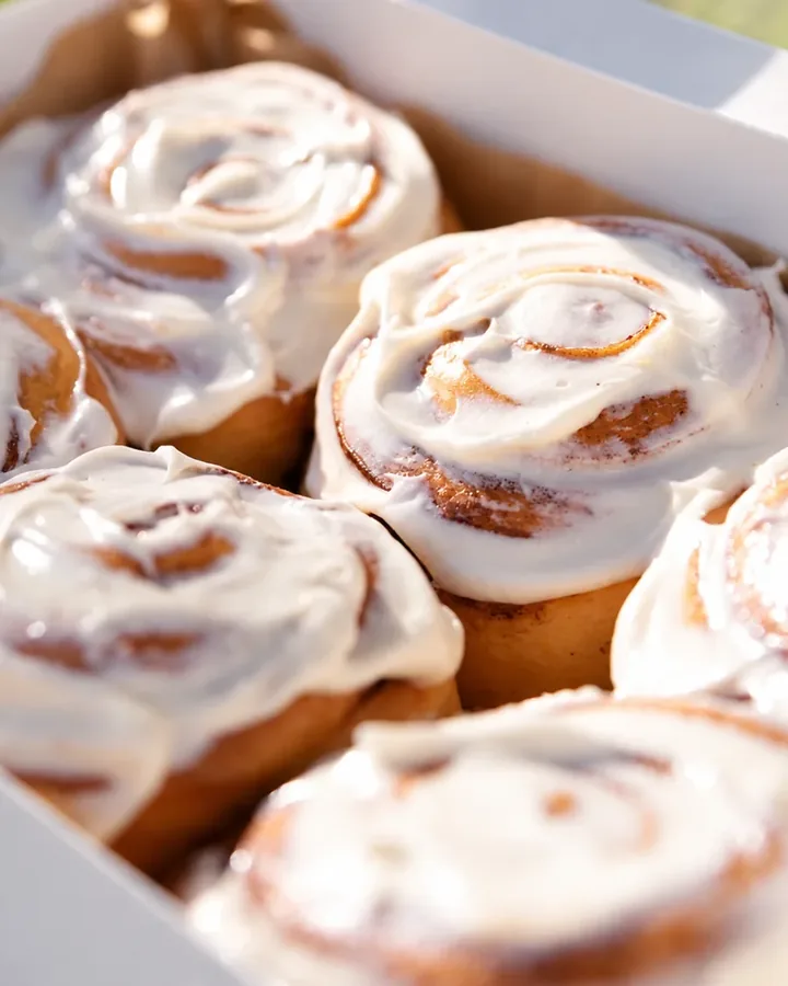 Box 6 — vue 2 des cinnamon rolls artisanaux Roll'Babe